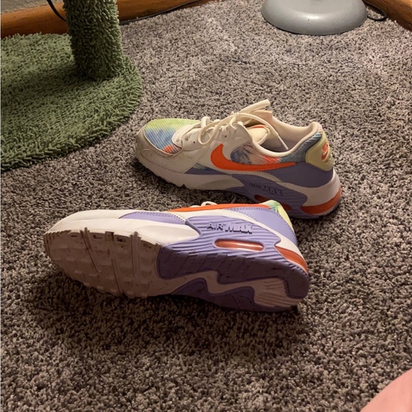 Nike Air Max. LIKE NEW.🤍 - Picture 2 of 3